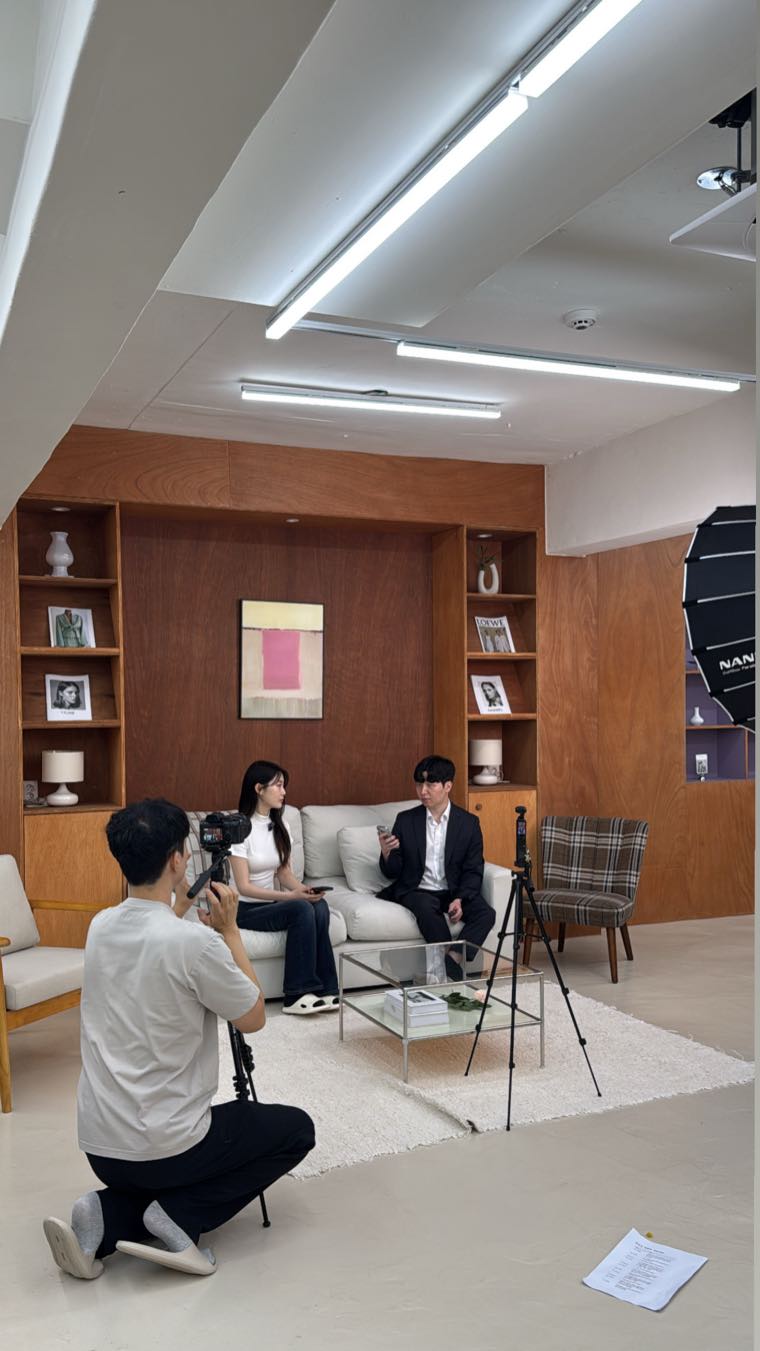 스튜디오에서 조명과 카메라 2대를 세팅해 2인 인터뷰를 촬영하는 현장